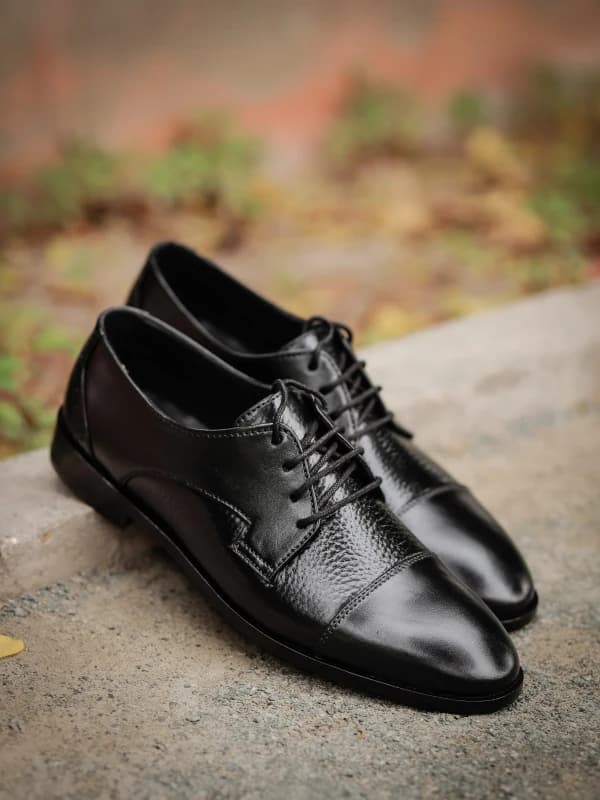 Men's Black Textured Leather Cap Toe Shoes